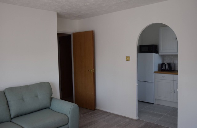 1 Bed apart., sleeps 4, Train station 3 minutes walk, 23 min. train City Centre