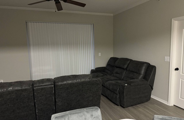 1 Bedroom 15min to beach, pool/hot tub access. Quiet and clean community.