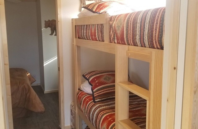 1-bedroom cabin just 9 minutes to Mammoth Mountain