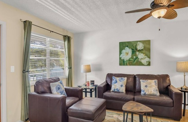 1 Bedroom Condo 431592 by Houzlet
