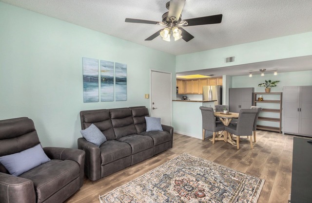 1 Bedroom Condo, Sparkling Pool, Fitness Center, Pets Welcome
