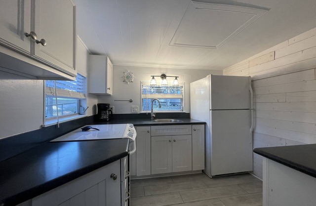 1 bedroom cottage 5 mins to Pine Island Park, 10 minutes to WEEKI WACHEE SPRINGS