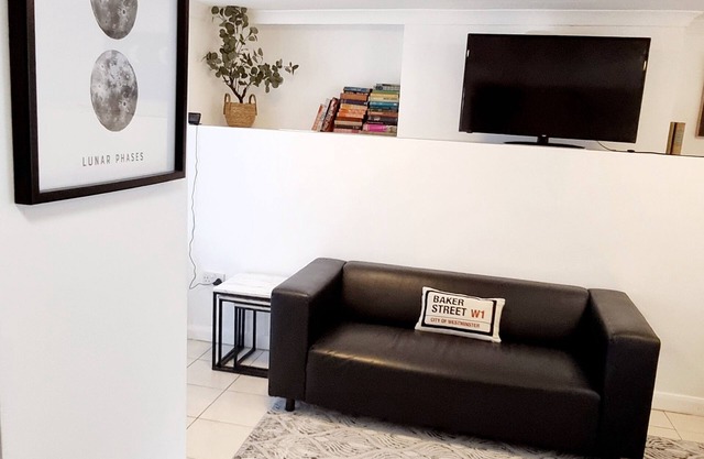 1 Bedroom Flat 2 Min Walk to Station & Town Centre