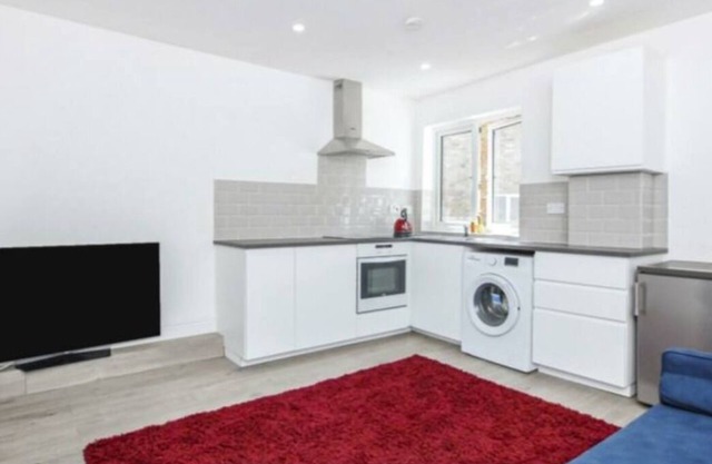 1 bedroom flat near Heathrow 5 minutes walk to Uxbridge station & free parking