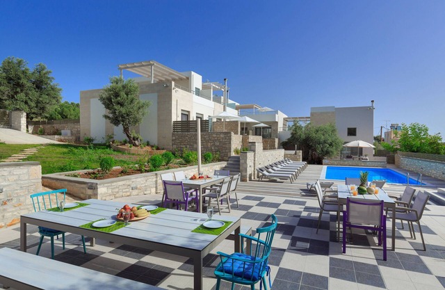 1 Bedroom maisonette house 2km from beach & sea with shared pool sleeps 4 guests