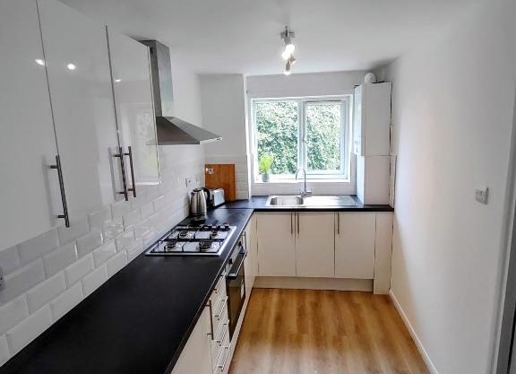 1 bedroom refurbished flat with free parking