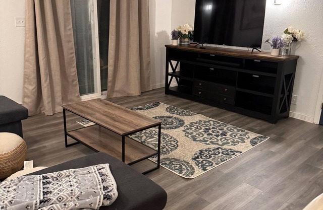 1 Bedroom + sofa bed, upstairs apartment with large seasonal porch
