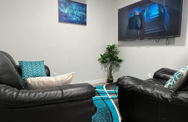 1 BEDROOM SUITE WITH PRIVATE ENTRANCE