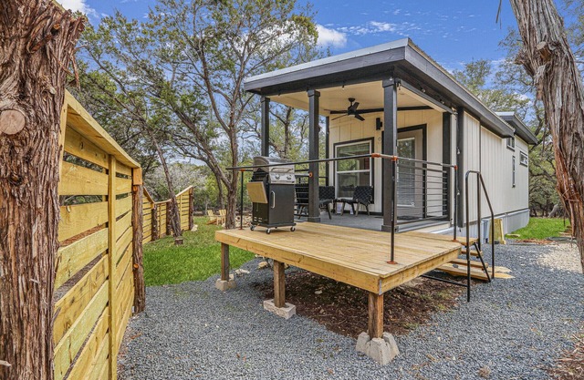 1 Bedroom Tiny House i Cowboy pool