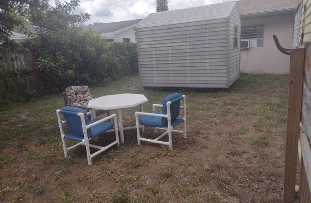 1-bedroom unit with AC, large shed,WiFi , private living room in Palm Bay