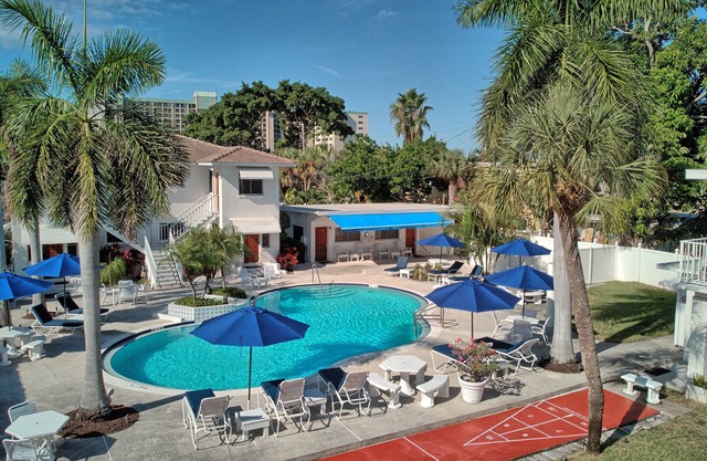 1 bedroom w king bed. Overlooks Pool from balcony