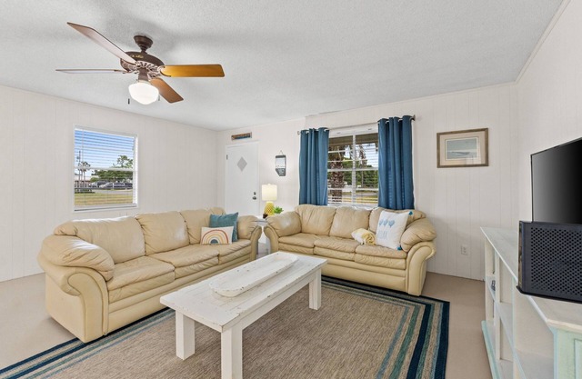 1 Block to Beach Sleeps 7 Pet Friendly Laguana Beach