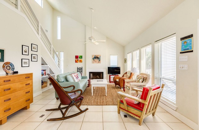 1 block to Beach! Private Home w/2 decks, Open Plan & Comfortable Furnishings