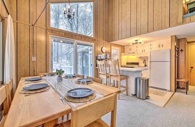 1 Block to Lake: Poconos Getaway w/Fire Pit!