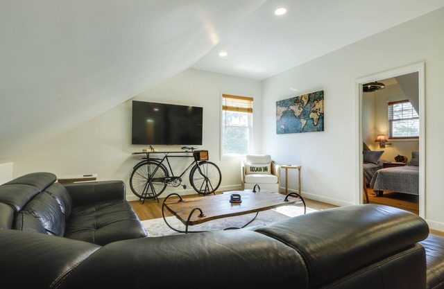 1 Block to Loveland Bike Trail: 'The Frog Man Inn'