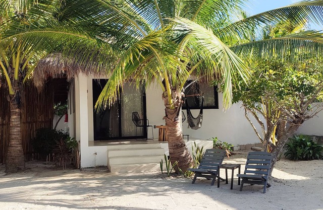 1 block to the beach, kitchen, smart tv, starlink wi-fi, calm, relaxing