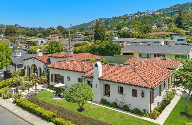 1 Block walk to ShoresBeach 4 Bedroom 4bath HotTub Steam&Sauna near restaurants