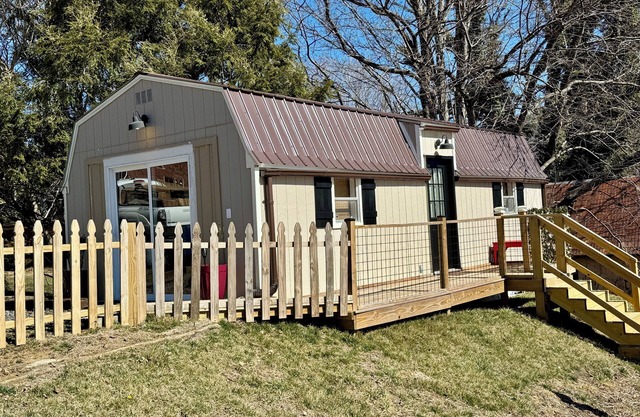 1 BR/1 BA - Walk to the park, restaurants, breweries & shops in town!