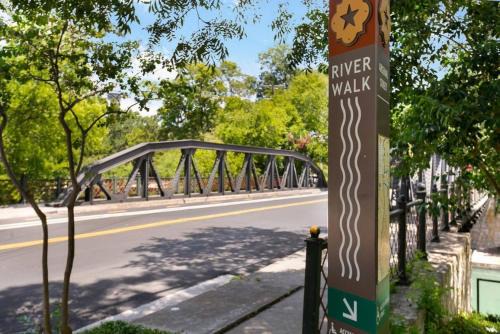 1 BR 1BA Downtown Riverwalk Golf Zoo and Pearl