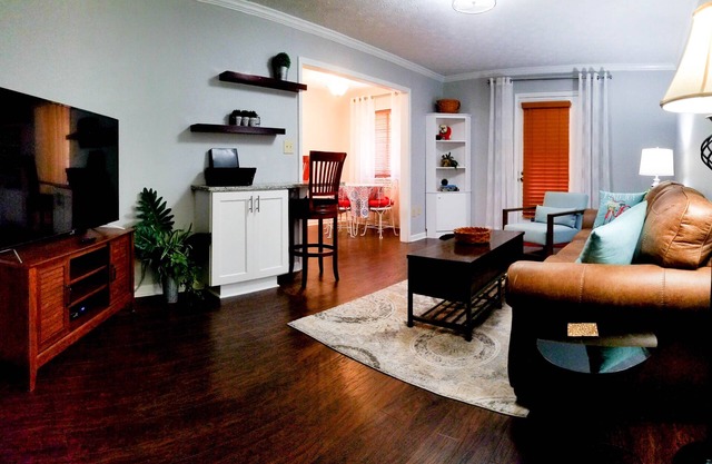 1 BR Condo - Location, Location, Location! Easy Walk to Campus & Stadium!