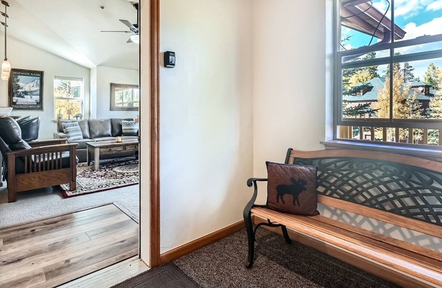 1 BR Condo with vaulted ceilings walk to Frisco Main St