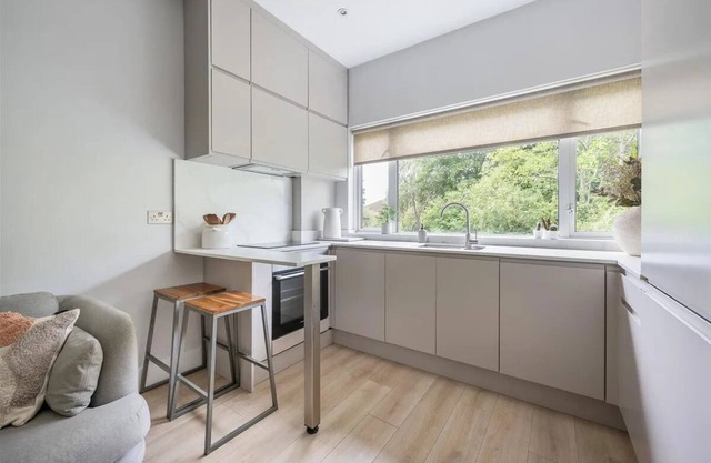 1 BR LUXURY APARTMENT, BRIGHT, CLOSE to 2 CENTRAL LINE STATIONS, SLEEPS 2
