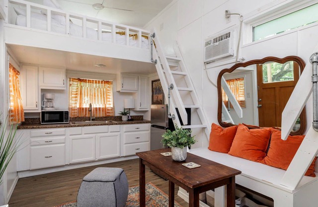 1 br, South Austin, Eco Friendly | Yellowstar
