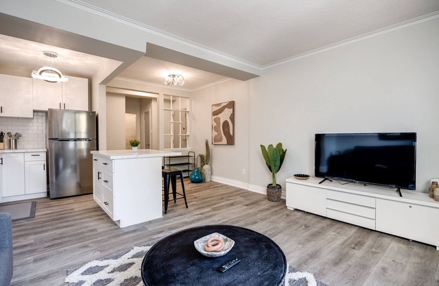 1 BRDM Apartment, Steps to Lake Waterfront
