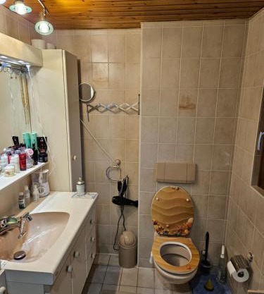 1 chambre jaune dans une maison privé