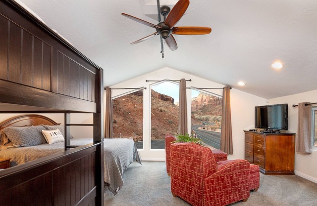 #1 GREAT LOCATION, Zion National Park entrance as close as you can get!