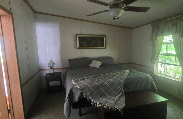 1 Level easy access 3-BR Home in Historic Castleton close to travel destinations