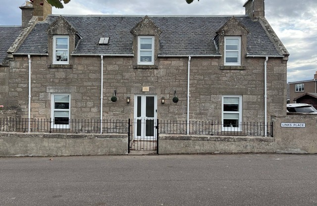 1 LINKS PLACE, family friendly, country holiday cottage in Nairn