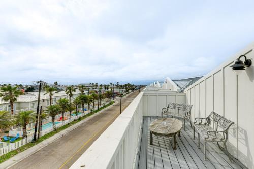 1 Mi to Beach Gem with Pool Access in Port Aransas