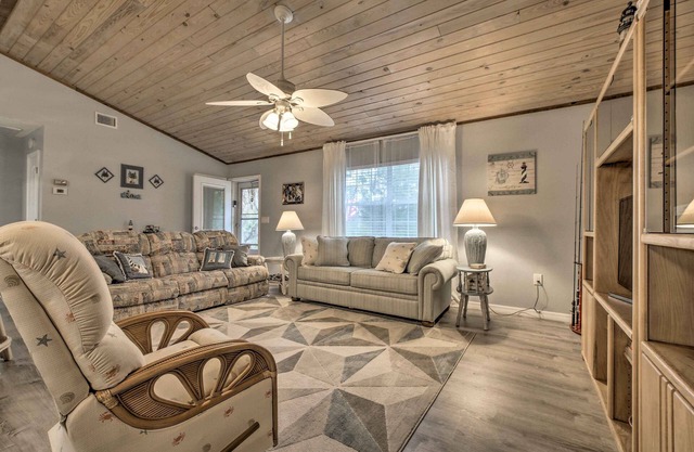 1 Mi to Boat Launch: Crystal River Home w/Dock