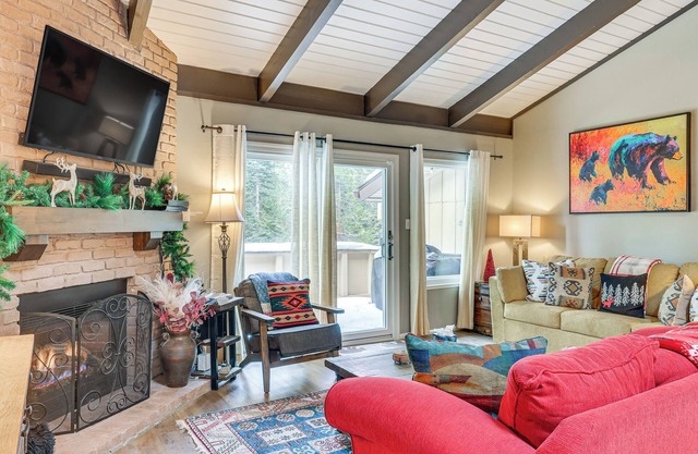 1 Mi to Diamond Peak Ski Resort: Forest-View Condo