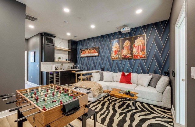 1 Mi to Dtwn: Hot Tub Haven in Richmond!