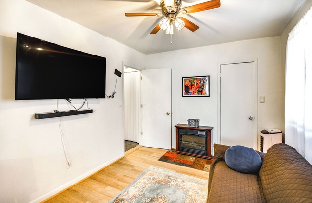 1 Mi to Dtwn: Remote Work-Friendly Apt in Hampton!