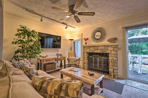 1 Mi to Jack Frost Ski Resort Water-View Retreat