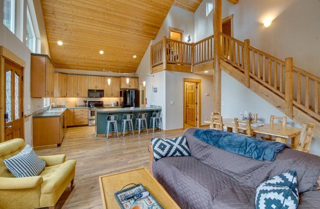 1 Mi to Lake Easton Family Cabin with Deck!