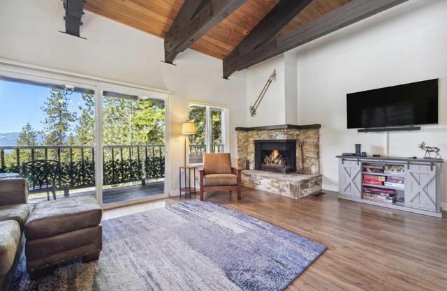 1 Mi to Lake Tahoe Beaches Condo with Pool Access!