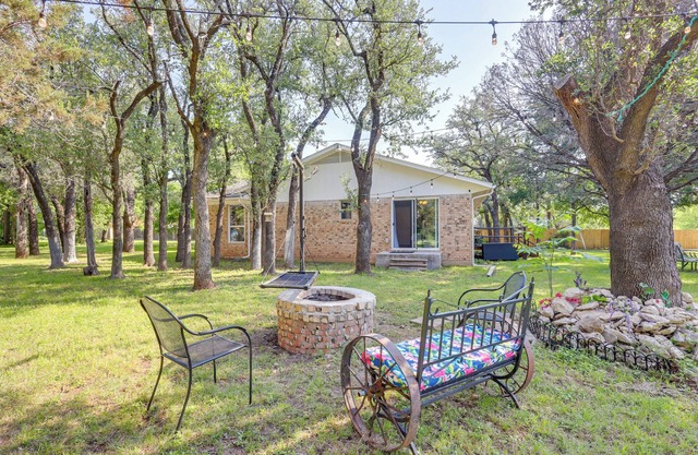 1 Mi to Lake Whitney: Morgan Home w/Deck!