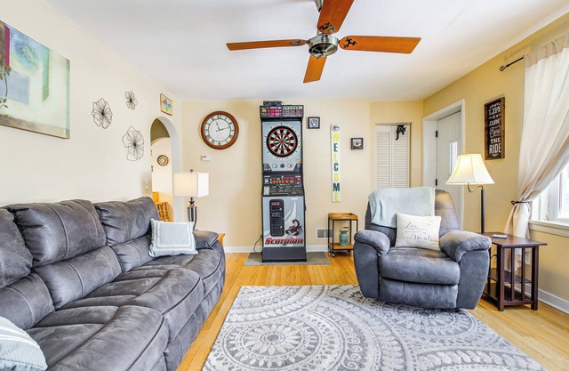 1 Mi to Lambeau Field: Residential Home w/Yard