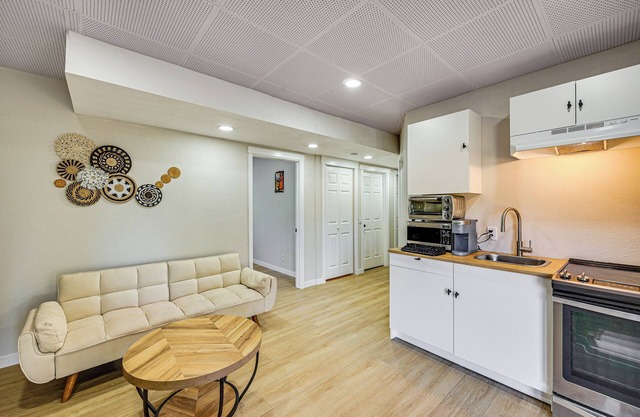 1 Mi to Puget Sound Shores: Modern Des Moines Apt!