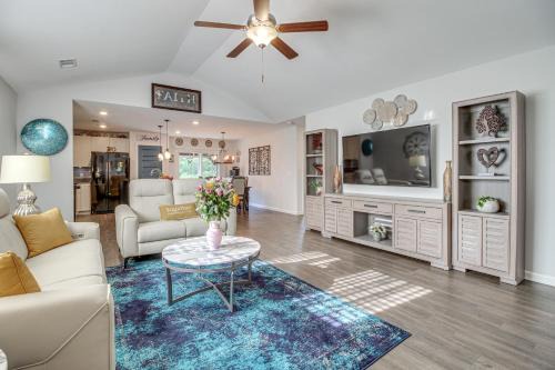 1 Mi to Shopping District Chic Springfield Home