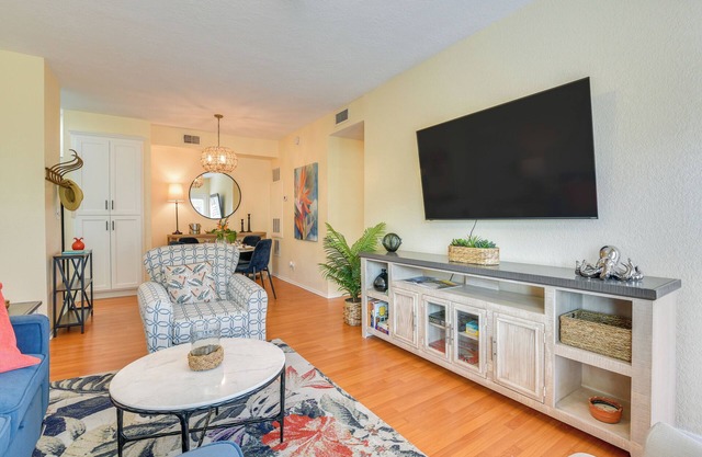 1 Mi to Shore: Condo w/Pool Access in Galveston