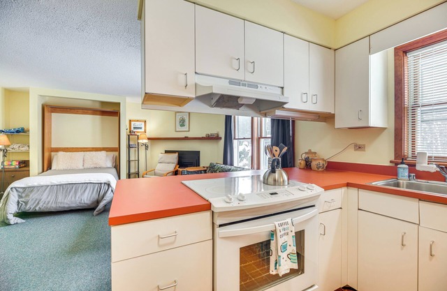 ~ 1 Mi to Stowe Slopes: Cozy Studio w/Fireplace