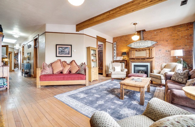 1 Mi to UW: Historic Laramie Apt