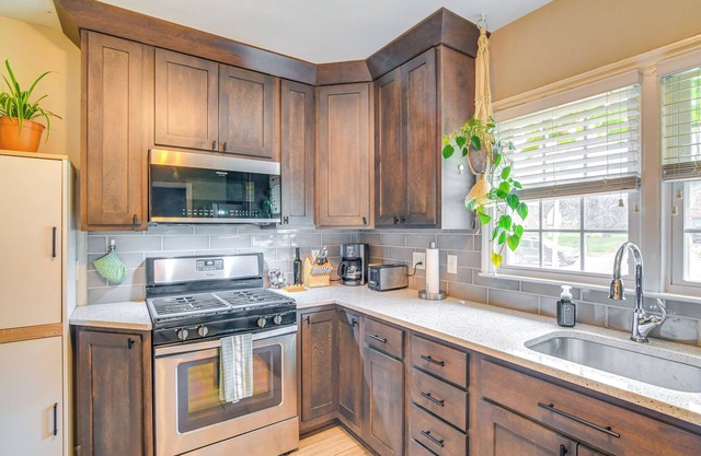 1 Mi to Valley Junction: Pet-Friendly Iowa Home