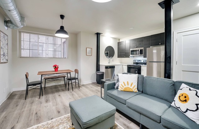 < 1 Mi to Wayne State University: Modern Apartment