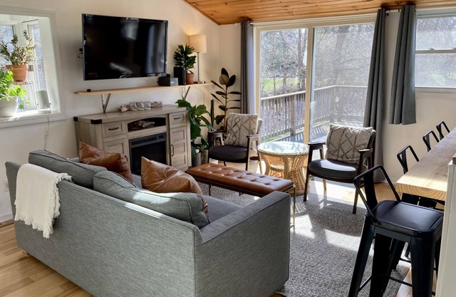 1 mile to beach! Bright, Private Designer Beach Cottage Close To Warren Dunes